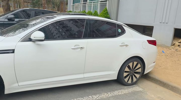 김해 K5 2012년식 흰색 옆모습