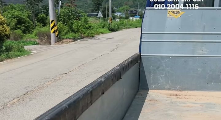 고성 봉고 적재함과 시골길